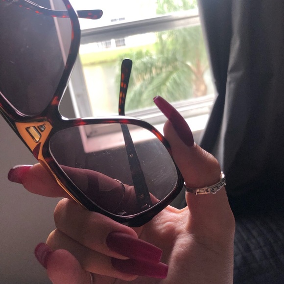 More photos of LV sunglasses - Picture 2 of 4